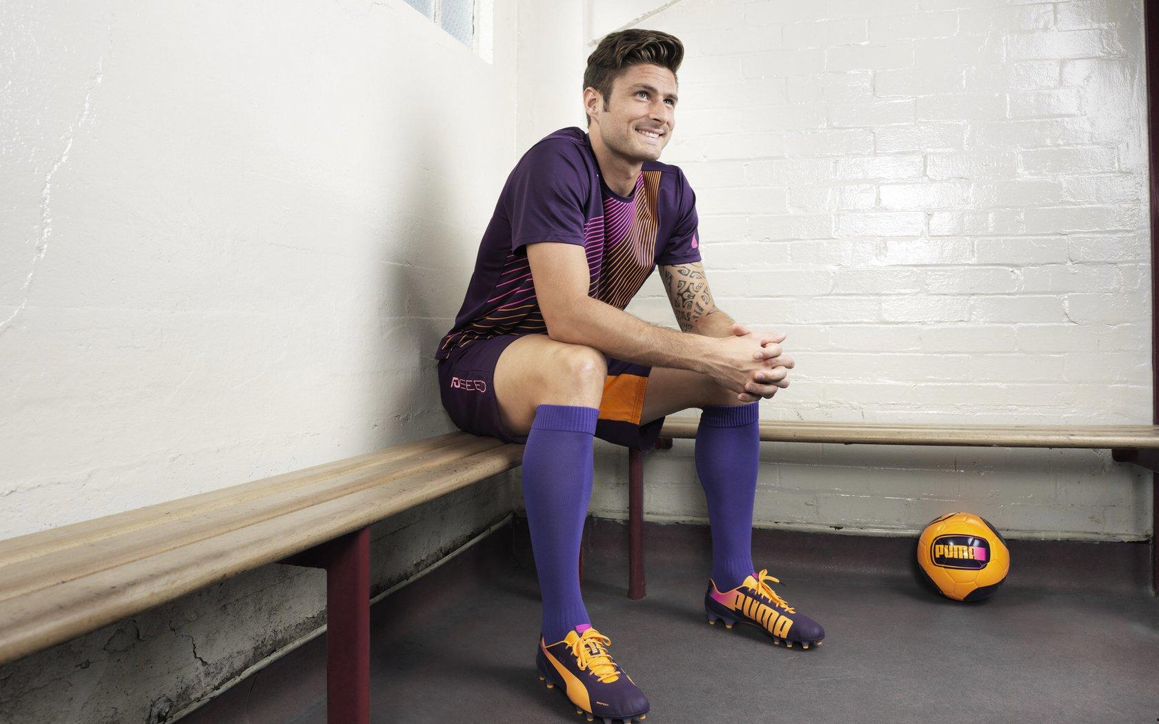 考辛斯怒扔对手球鞋引争议，追梦赛后力挺裁判吹罚明智之举